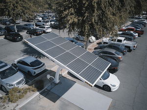 Sistema de energía solar fotovoltaica para estructura de montaje de cochera solar